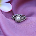 Load image into Gallery viewer, Natural Pearl Cabochon Ring